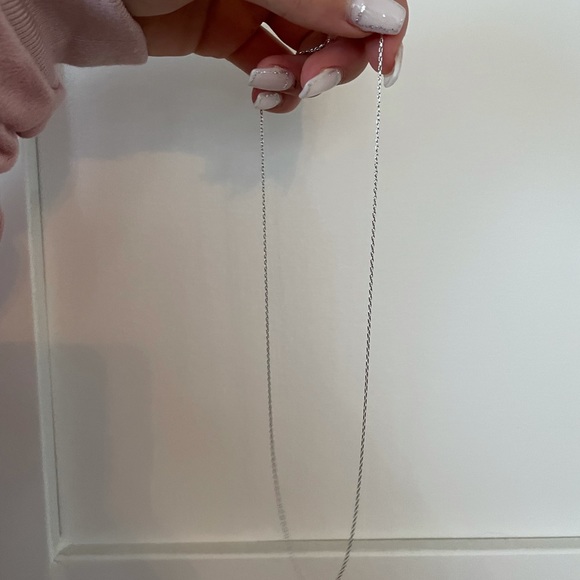 Never worn, perfect condition, silver chain - Picture 5 of 7